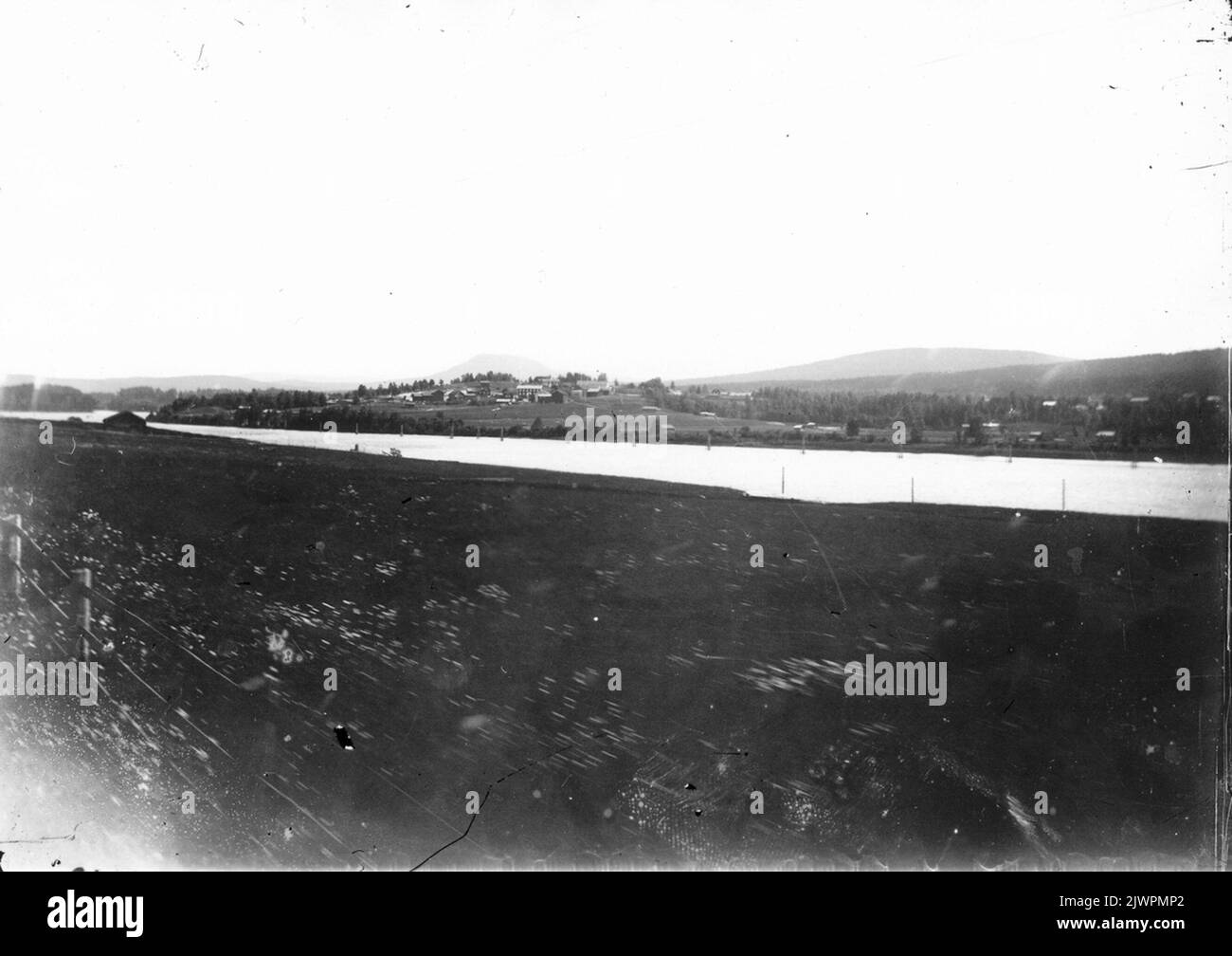 Vista di Järvsö. Järvsö tallone sullo sfondo. Vy över Järvsö. Järvsö klack i bakgrunden. Foto Stock