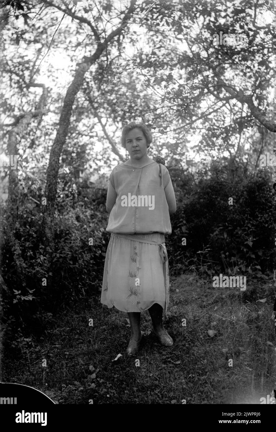 Donna in giardino. Kvinna i trädgård. Foto Stock