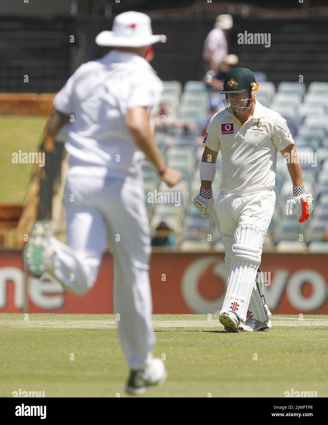 L'australiano David Warner (a destra) torna al padiglione dopo essere stato catturato per 29 tiri durante le seconde innate dell'Australia il giorno 4 del terzo test di cricket tra Australia e Sud Africa al WACA di Perth, lunedì 3 2012 dicembre. (Immagine AAP/Theron Kirkman) Foto Stock