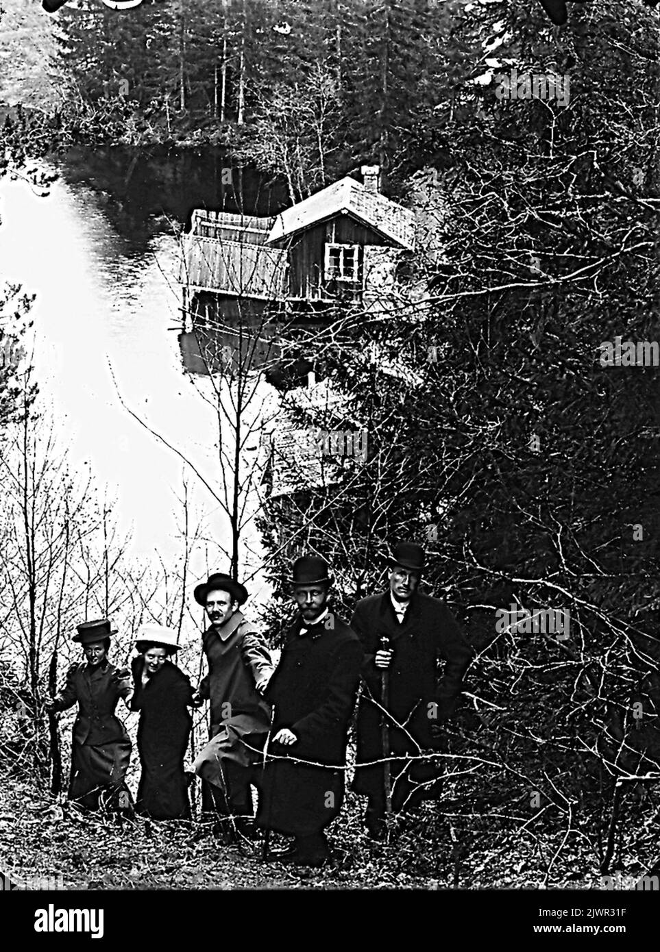 Växbo: Il fabbro Lars Ahlin, vedova di VORD, eretto alla sua età una casa, probabilmente la cosa più particolare in Växbo. Fu in parte costruito nel fiume, appena sotto il Schönningssågen, di panifici dalla sega. Aveva solo una stanza, una fucina e una dimora. Quando sei entrato nel cottage, hai avuto il battito del cuore della tua forgiatura proprio a sinistra della porta. Växbo: Smeden Lars Ahlin, änkeman vorden, uppförde åt sig på sin ålders dar en bostad, väl den egendomligaste som funnits i Växbo. Den bygggdes delvis ute i ån, strax nedanför Schönningssågen, AV bakar från sågen. Den hade bara ett Foto Stock