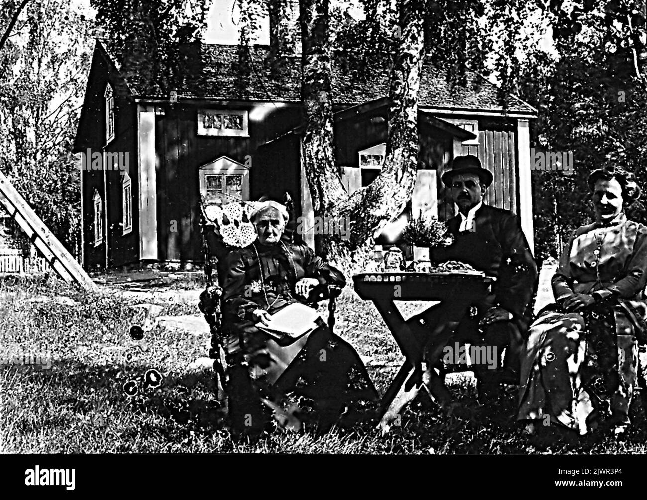 Annefors parsonage. Il sacerdote è l'uva Oskar Eurbiuss (Olsson), nata nel 1871. Sua moglie a destra sconosciuta. A sinistra forse la madre del sacerdote Stina Greta Andersdotter, nata nel 1836. Annefors Prästgård. Uva Prästen är Oskar Eurbiuss (Olsson), född 1871. Hans hudru fino a Höger okänd. Fino a vänster ev prästens mor Stina Greta Andersdotter, född 1836. Foto Stock