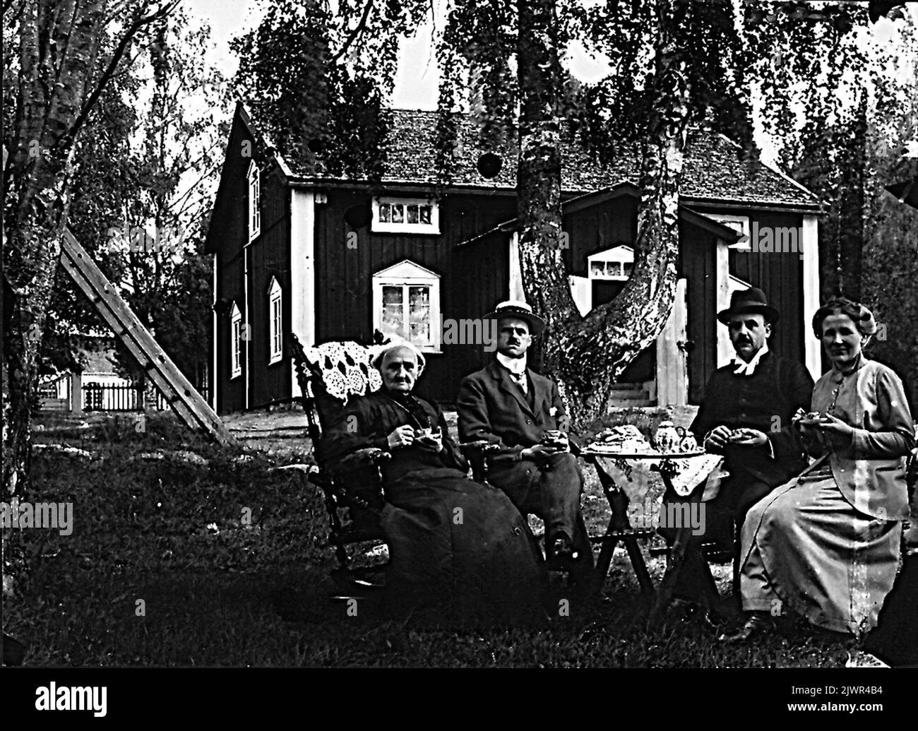 Annefors parsonage. Il sacerdote è l'uva Oskar Eurbiuss (Olsson), nata nel 1871. Sua moglie sulla destra. A sinistra forse la madre del sacerdote Stina Greta Andersdotter, nata nel 1836. L'uomo a sinistra è l'uva Anders Joel Emekarius (Olsson), fratello di Oskar, nata nel 1869. Annefors Prästgård. Uva Prästen är Oskar Eurbiuss (Olsson), född 1871. Hans hudru fino a Höger. Fino a vänster ev prästens mor Stina Greta Andersdotter, född 1836. Mannen fino all'uva vänster är Oskars bror Anders Joel Emekarius (Olsson), född 1869. Foto Stock