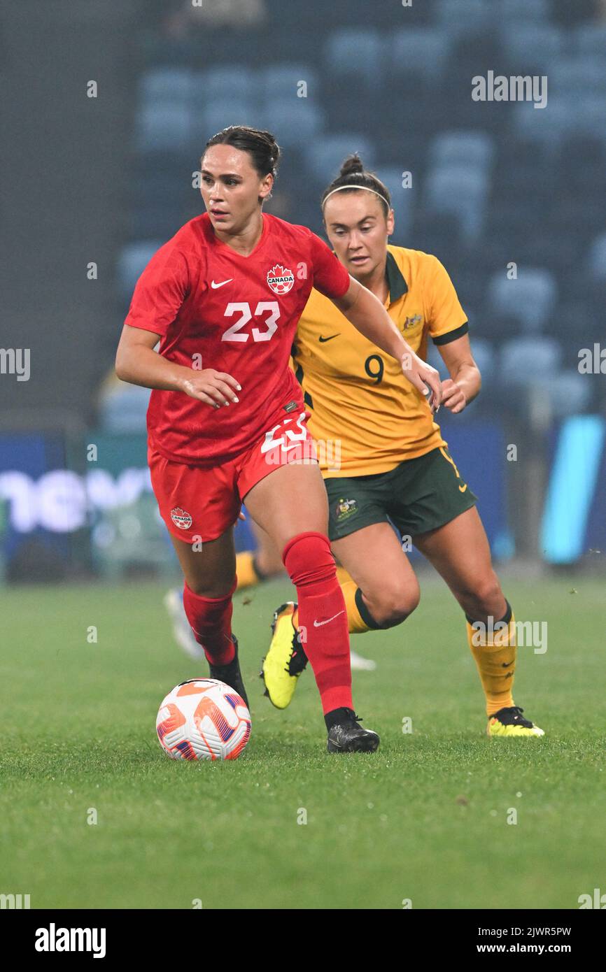 Moore Park, Australia. 06th Set, 2022. Bianca St-Georges della squadra di calcio femminile canadese (L) e Caitlin Foord della squadra di calcio femminile australiana (R) in azione durante il gioco 2 della partita di calcio femminile internazionale amichevole tra Australia e Canada allo stadio Allianz. Punteggio finale: Canada 2:1 Australia. (Foto di Luis Veniegra/SOPA Images/Sipa USA) Credit: Sipa USA/Alamy Live News Foto Stock