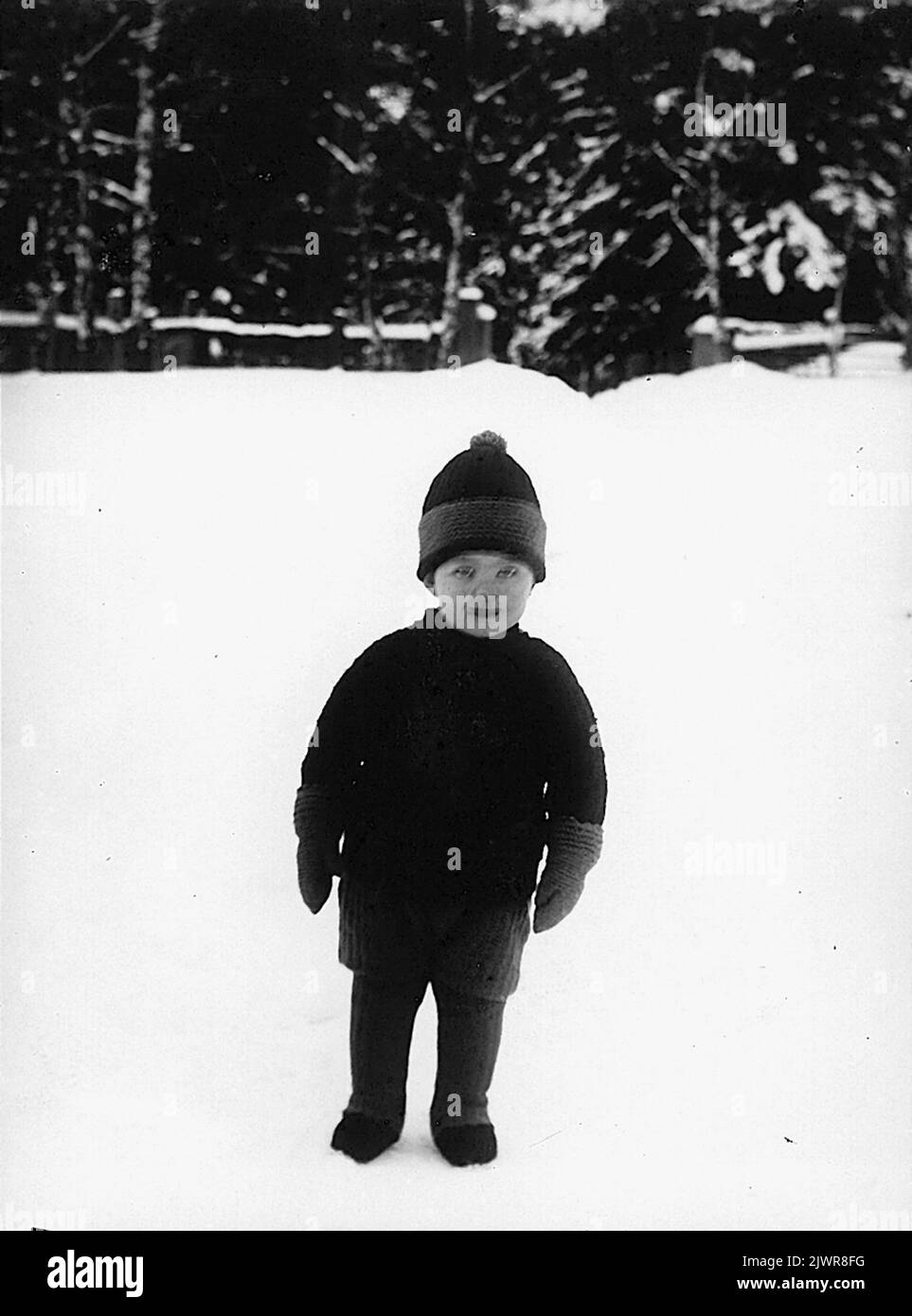 Ragazzino nella neve. Liten pojke i snön. Foto Stock