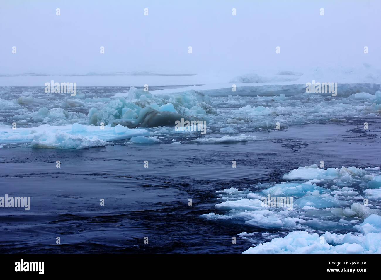 Orientale - wake, wakefield il rompighiaccio tra il ghiaccio continuo a lungo termine dell'Oceano Artico Foto Stock