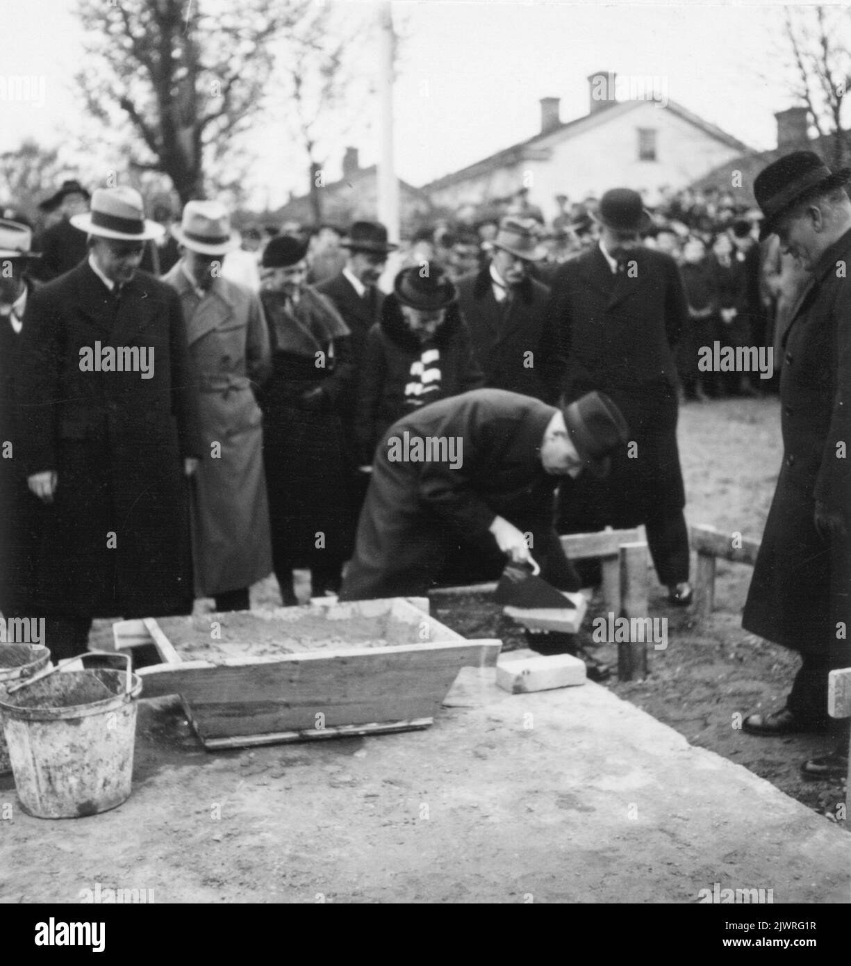 La pietra angolare del Museo Gävle è collocata il 26 ottobre 1938. Qui il sindaco Nils Berlino è visto monitorare quando una persona detiene il vero. Grundstenen för Gävle Museum lägges 26 oktober 1938. här ses borgmästatare Nils Berlin övervaka när en person håller i mursleven. Foto Stock