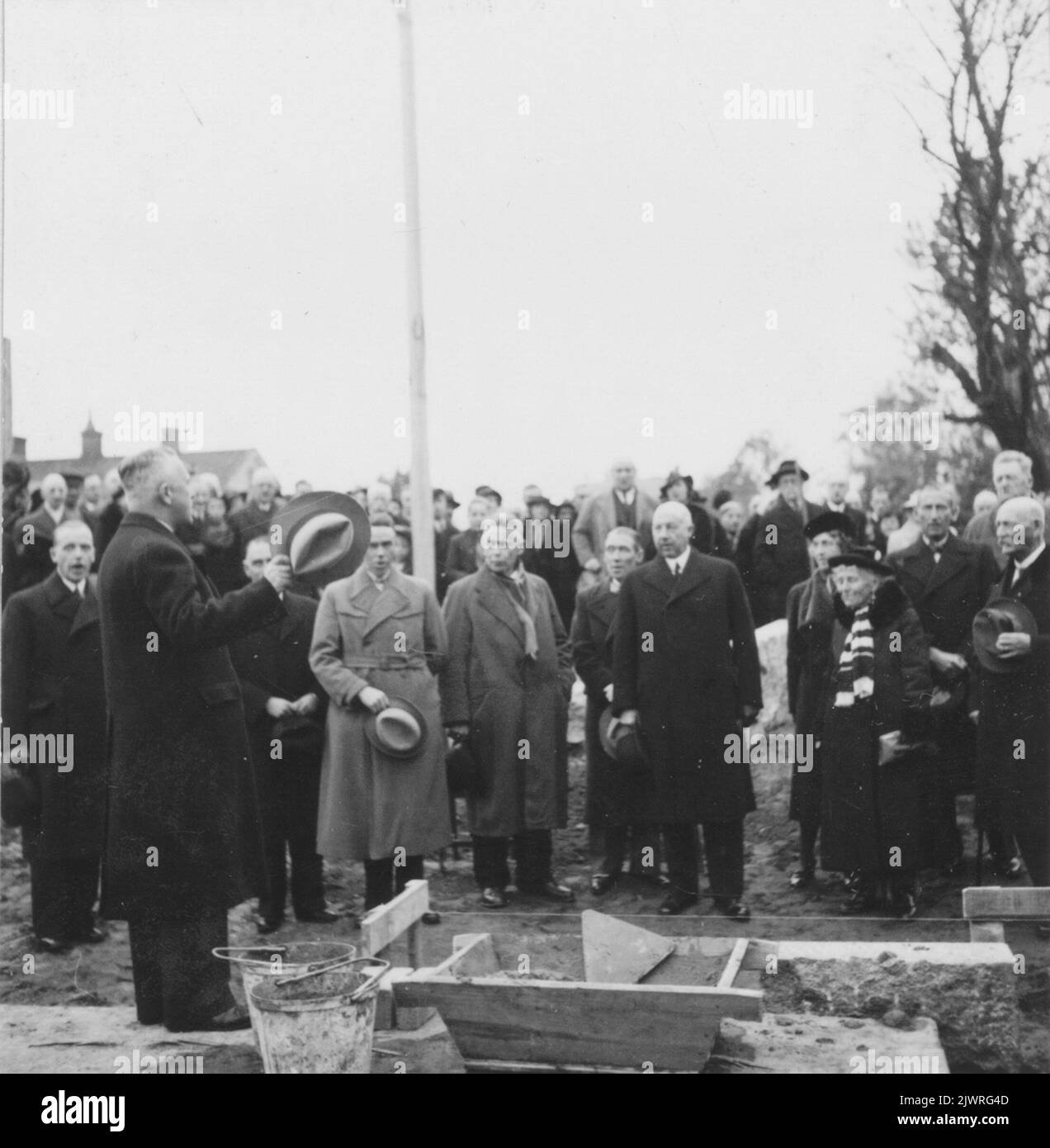 La pietra angolare del Museo Gävle è collocata il 26 ottobre 1938. Qui il pubblico è visto al discorso tenuto dal sindaco Nils Berlin. Grundstenen för Gävle Museum lägges 26 oktober 1938. här ses åhörare till talet som hölls av borgmästare Nils Berlin. Foto Stock