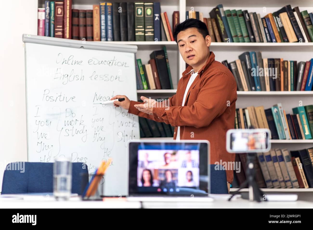 Insegnante coreano Teaching Group of Students via Video Call Indoor Foto Stock