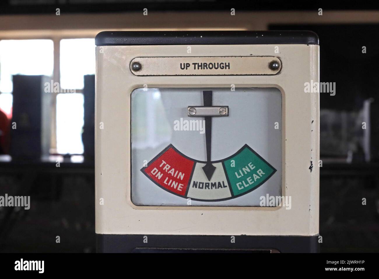 Fino attraverso l'indicatore alla scatola di segnale di Crewe North Junction, con Westinghouse All Electric Style 'L' Lever Frame, Cheshire, Inghilterra, UK, CW1 2DB Foto Stock