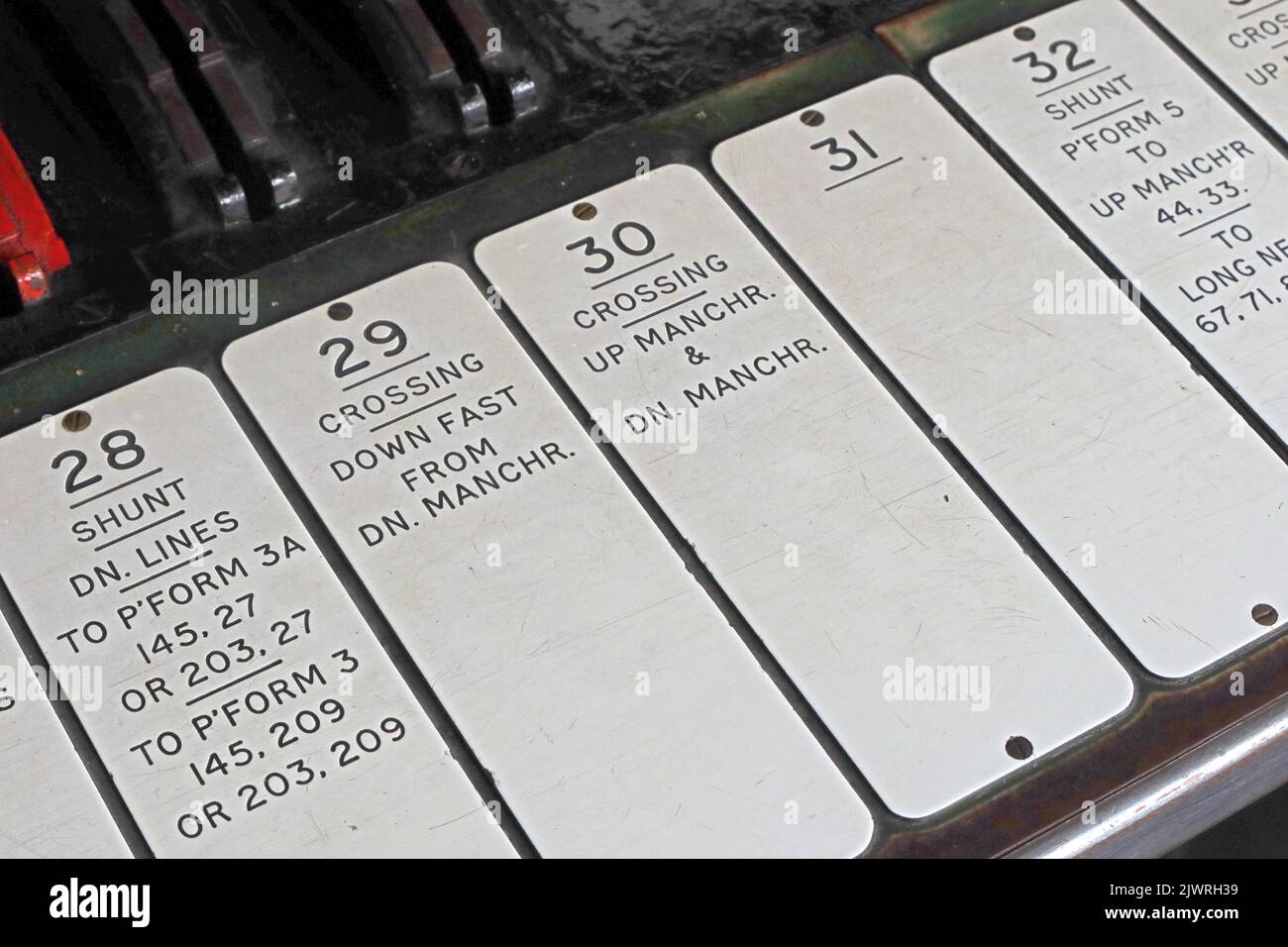 Descrizioni della leva nella scatola di segnalazione di Crewe North Junction, con il telaio della leva a 'L' di stile 'L' di Westinghouse All Electric, Cheshire, Inghilterra, UK, CW1 2DB Foto Stock