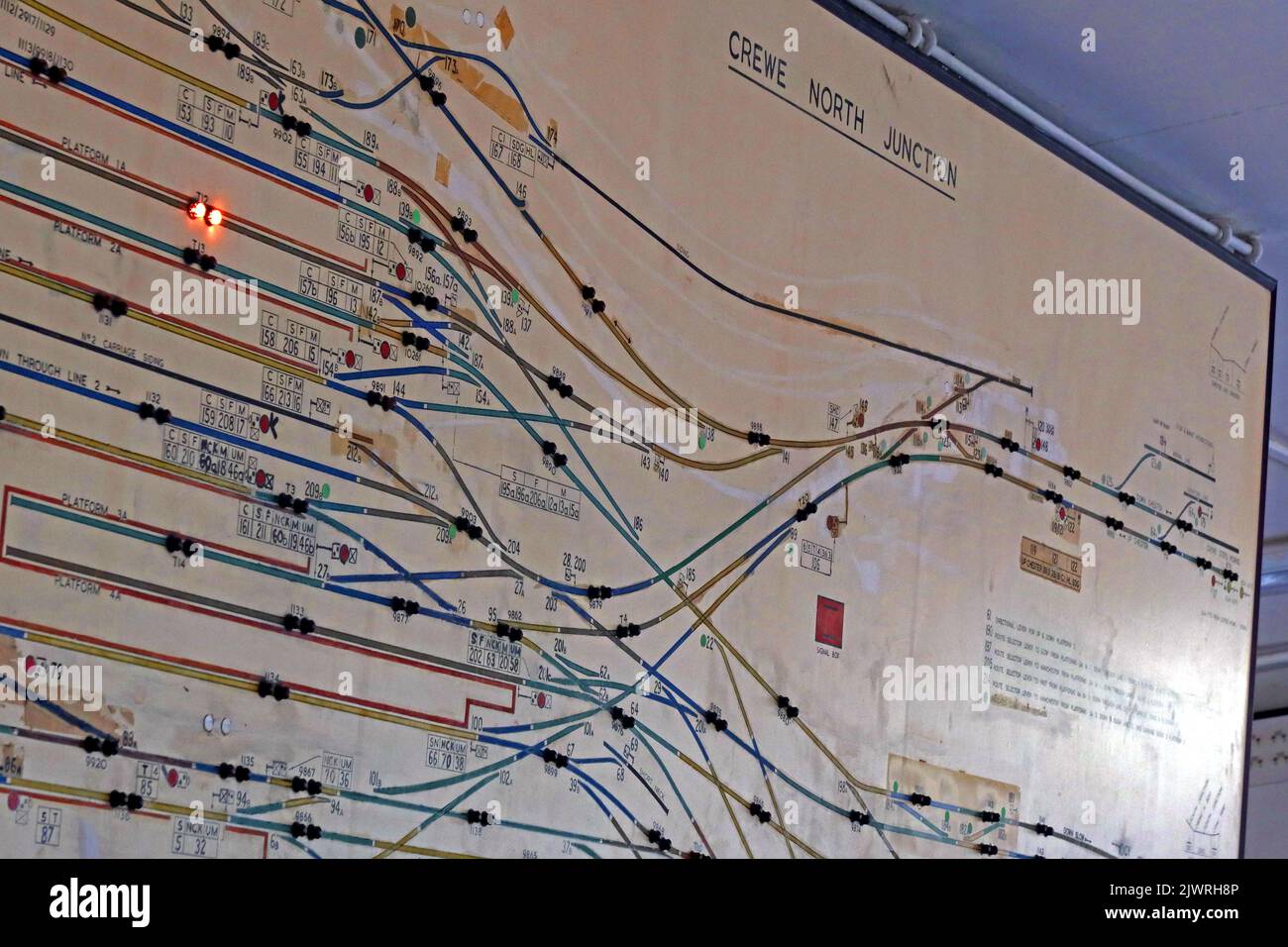 Disposizione dei binari alla scatola di segnalazione di Crewe North Junction, con il telaio della leva 'L' di stile 'L' di Westinghouse All Electric, Cheshire, Inghilterra, UK, CW1 2DB Foto Stock