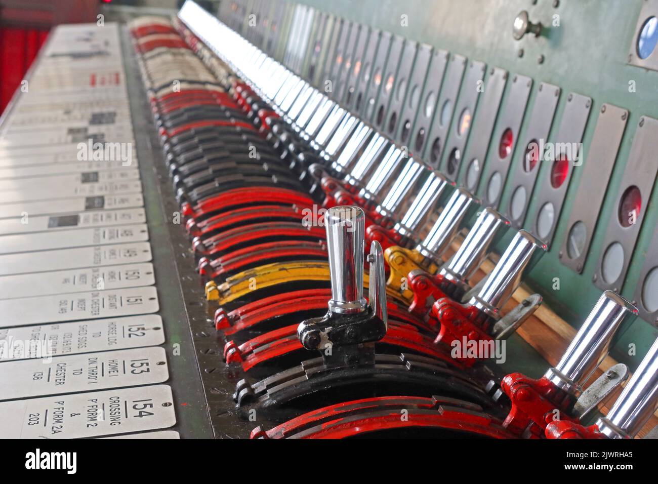 Leve di segnalazione nella scatola di segnalazione di Crewe North Junction, con telaio leva 'L' stile 'L' di Westinghouse All Electric, Cheshire, Inghilterra, UK, CW1 2DB Foto Stock