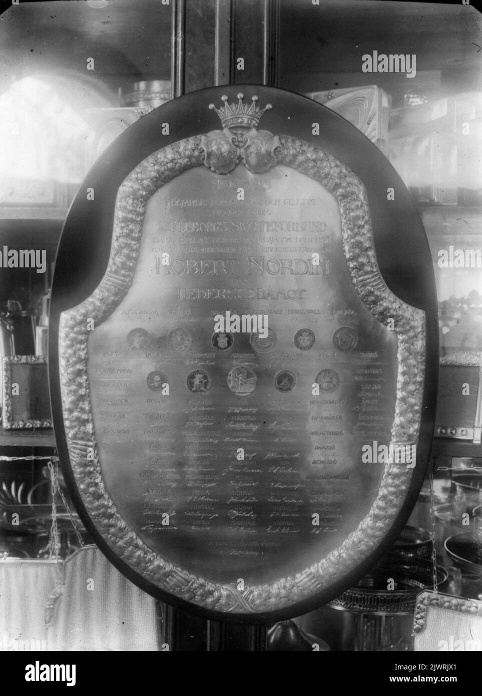 Dono al direttore della banca Robert Nordin in occasione del 75th° anniversario del 7 giugno 1920 da parte di associazioni e Gillen appartenenti all'associazione di tiro di Gefleborg. Robert Nordin è stato direttore della banca di Gefle City Sparbank. Morì nel 1924. Gåva fino a bankdirektör Robert Nordin på 75-årsdagen den 7 juni 1920 från föreningar och gillen tillhörande Gefleborgs Skytteförbund. Robert Nordin var bankdirektör i Gefle Stads Sparbank. Cane Han 1924. Foto Stock