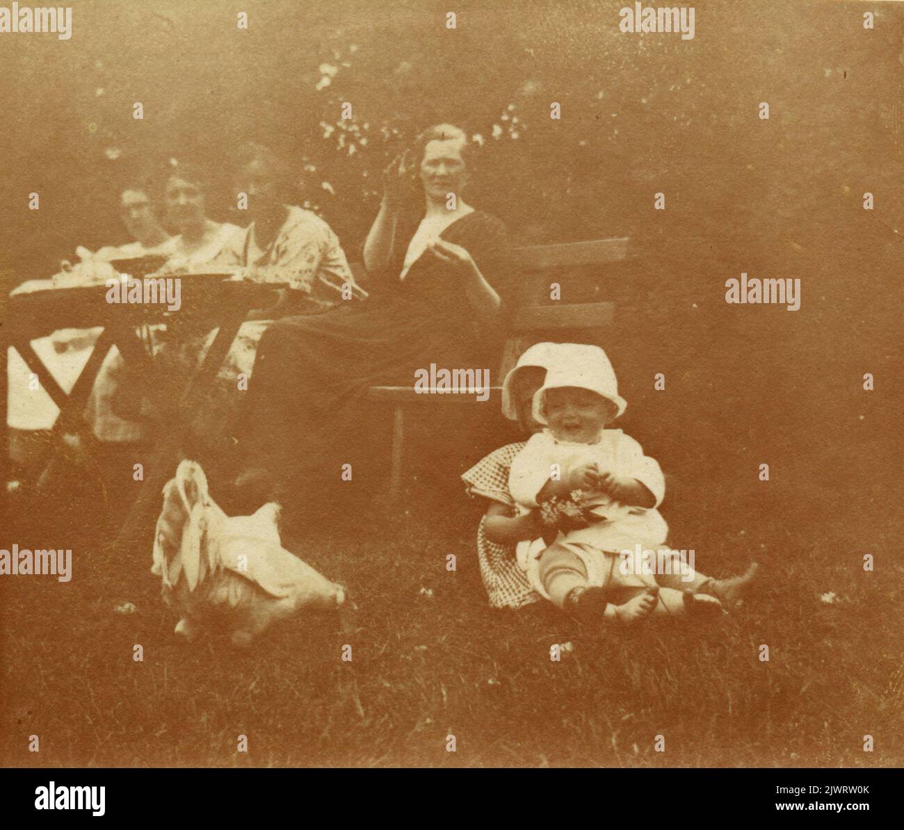 Una foto di Hemlinggrind. Sören Brundin si siede in grembo su sorella Eva. Si divertono con i polli. Stessa immagine dell'immagine NO EB 323. En bild från Hemlinggrind. Sören Brundin sitter i knät på syster Eva. Dom har roligt med hönorna. Samma bild som bild nr EB 323. Foto Stock