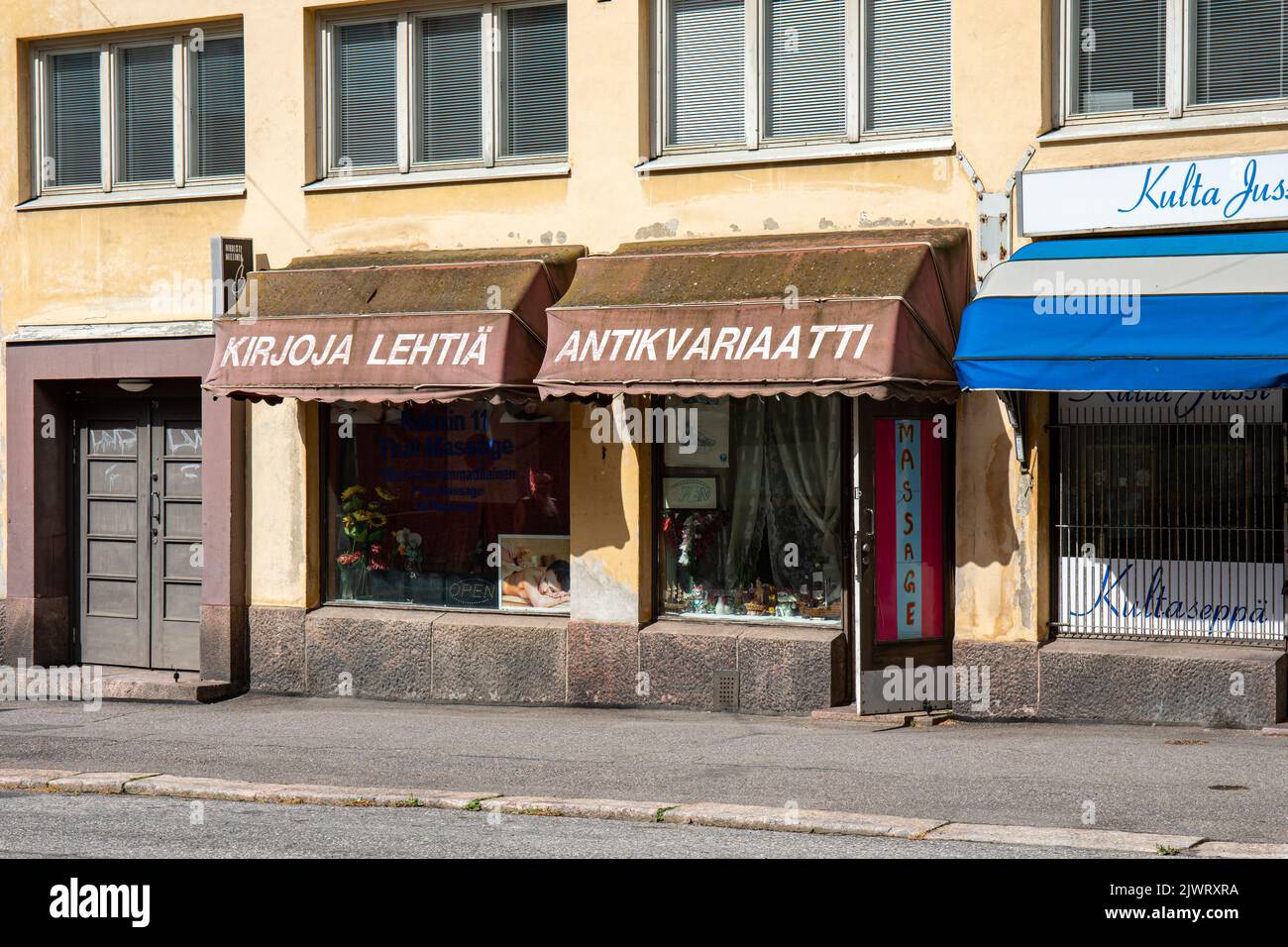 Salone di massaggio tailandese in una vecchia libreria antiquaria nel quartiere Alppila di Helsinki, Finlandia Foto Stock