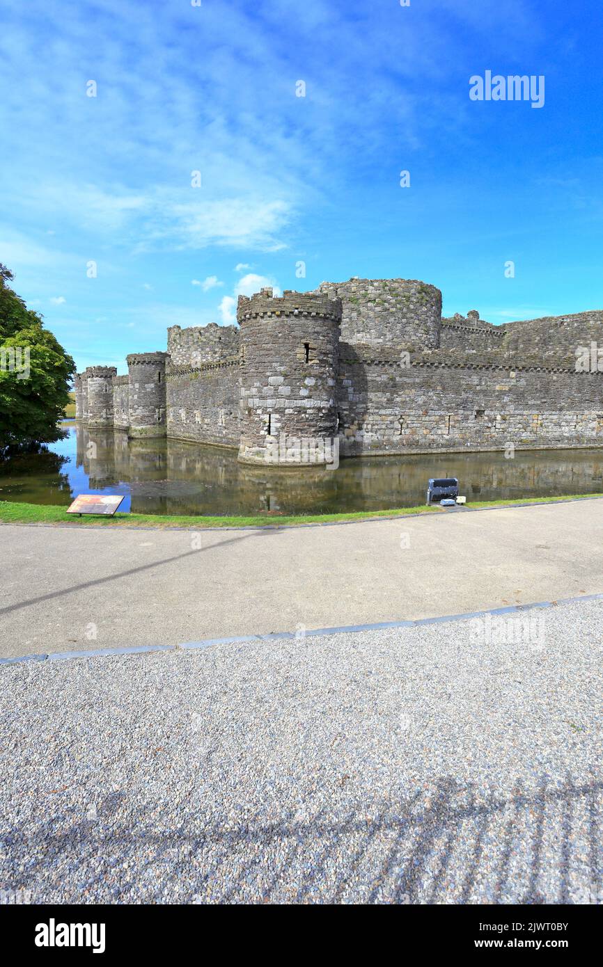 Beaumaris Castello dall'esterno dei terreni, Beaumaris, Isola di Anglesey, Ynys Mon, Galles del Nord, REGNO UNITO. Foto Stock