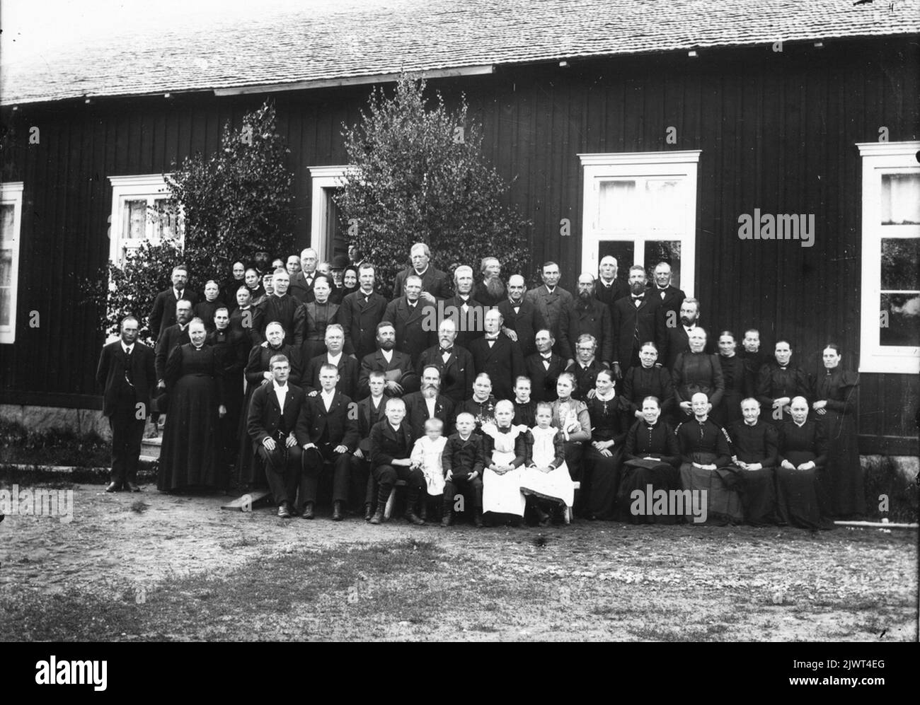 Insegnanti di scuola Åström a Stråtjära nel cerchio della sua famiglia, si siede in prima fila (barba grande), con moglie e 9 bambini. Dietro di lui tre insegnanti in foresta. Probabilmente qualsiasi giorno di preavviso. Skollärare Åström i Stråtjära i kretsen AV sin familj, han sitter i första raden (stort skägg), med hustu och 9 fienile. BAKOM honom tre lärare i Skog. Troligen någon bemärkelsedag. Foto Stock