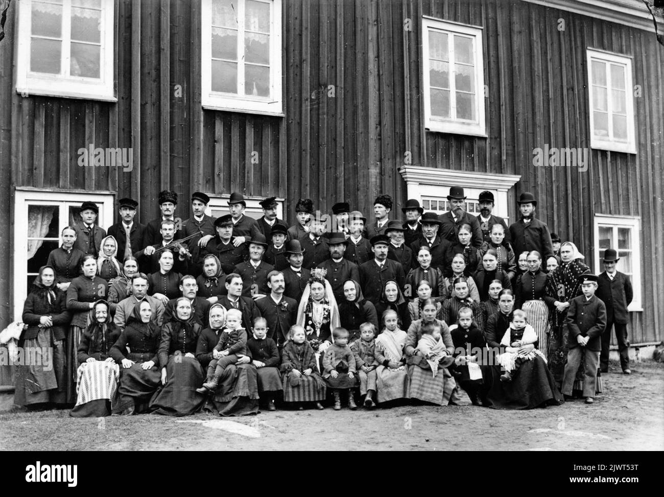 Tailor matrimonio di Norrbom Oppigården, villaggio di Norrbo nella foresta. La fattoria è stata lacerata per molto tempo. Skräddare Norrboms bröllop Oppigården, Norrbo by i Skog. Gården är berlina rivitiva Länge. Foto Stock