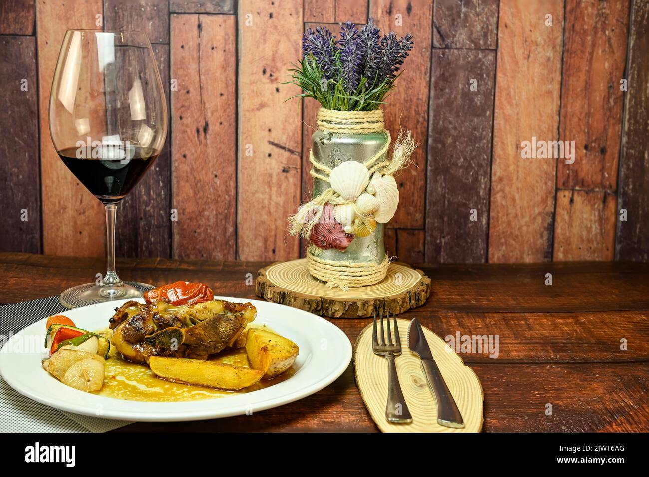 Spalla di agnello al forno, con patate e verdure. Foto Stock