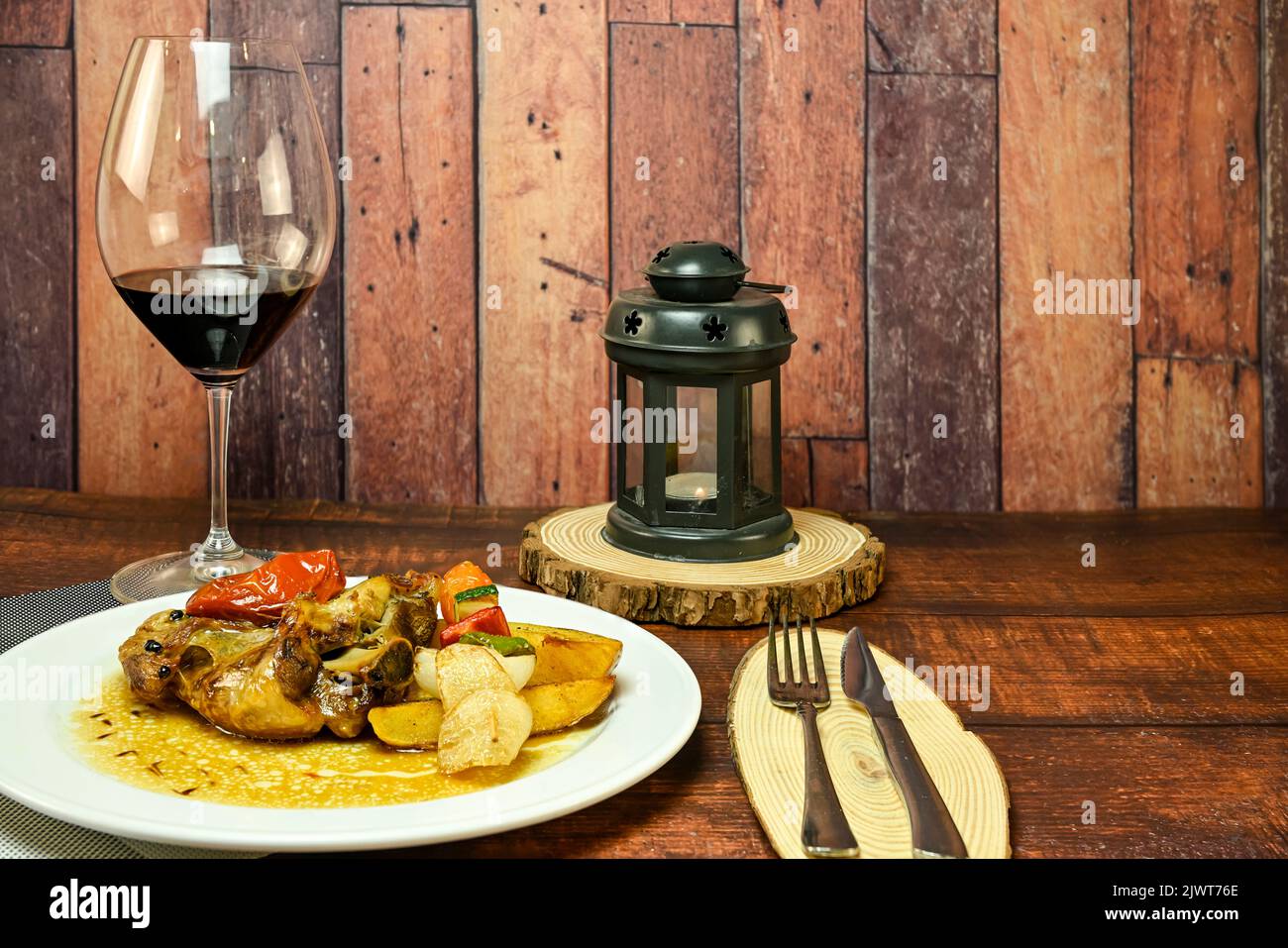 Spalla di agnello al forno, con patate e verdure. Foto Stock