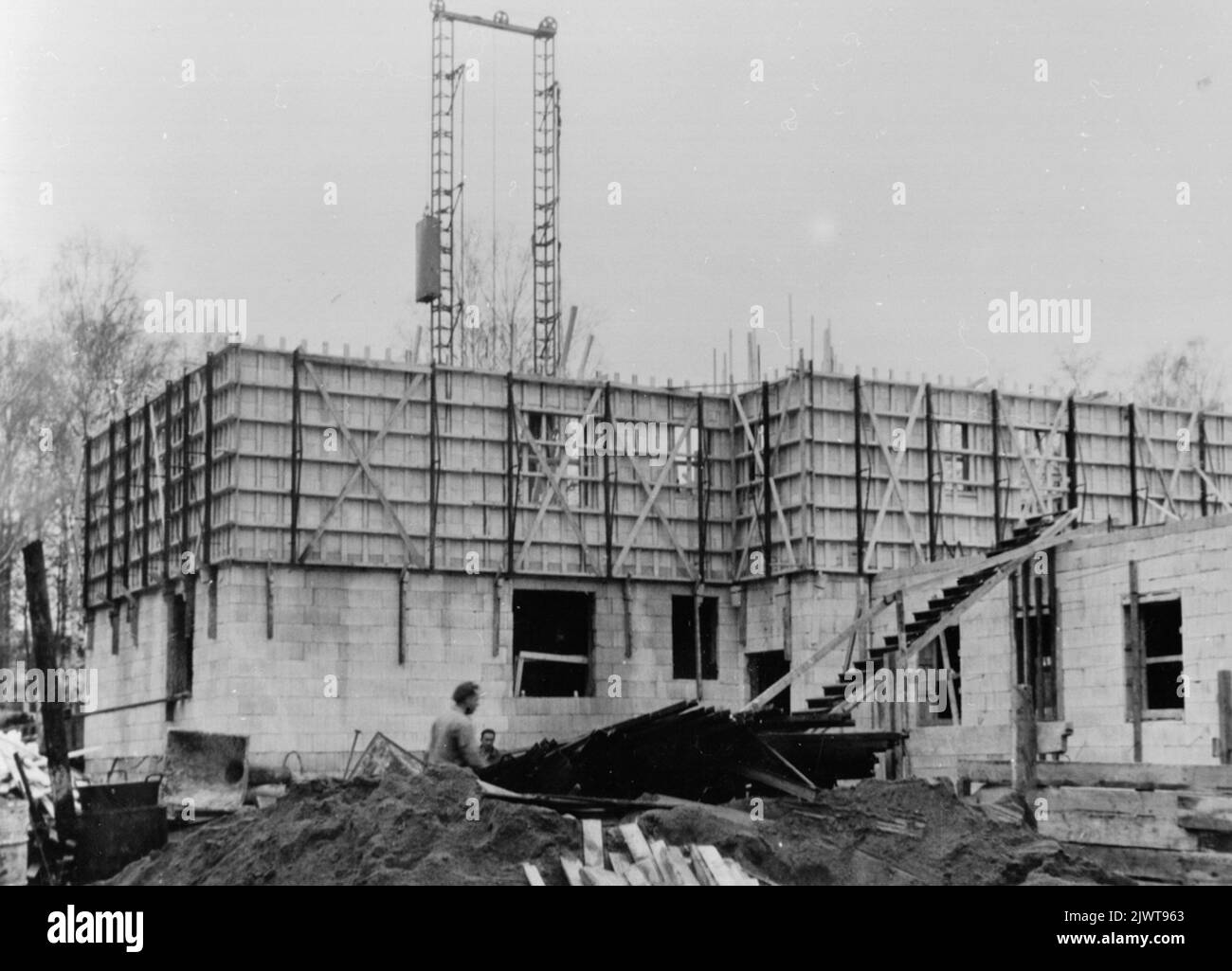 I lavori di fusione presso l'edificio Diös nel blocco Blocket a Sandviken, ottobre 1953, sono stati utilizzati nella fusione Ellwe forma di legno compensato dalla fabbrica di Ljusne. Gjutningsarbeten vid Diös-bygget i kvarteret Blocket i Sandviken, oktober 1953, användes vid gjutningsarbetet ellweform AV compensato från fabriken i Ljusne. Foto Stock