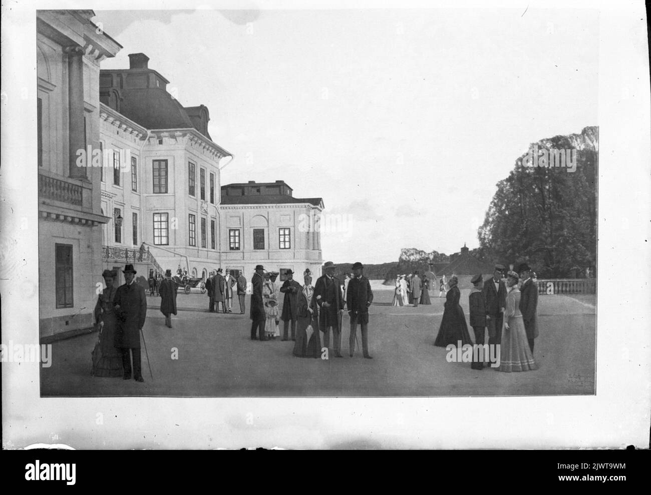 Persone al di fuori della costruzione del maniero. Människor utanför herrgårdsbyggnad. Foto Stock
