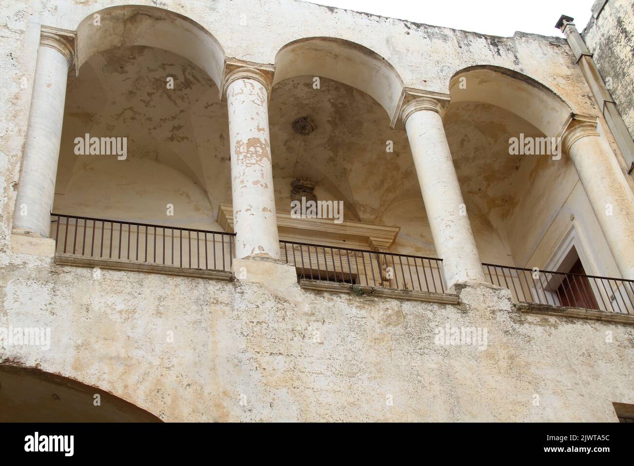 Casarano, Italia. Loggia con vista sul cortile di Palazzo D'Aquino. Foto Stock