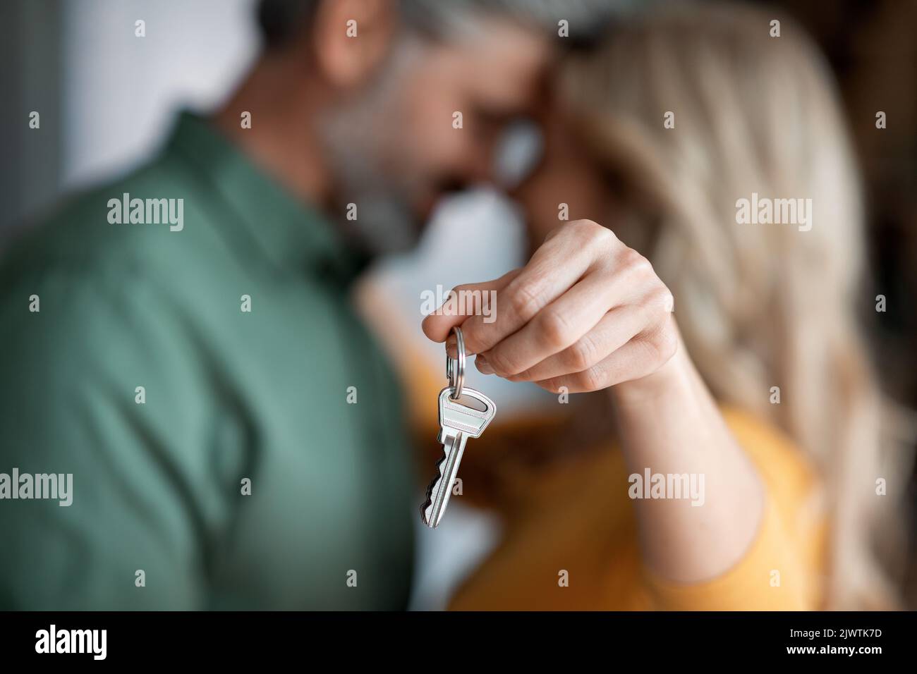 Primo piano colpo di coppia romantica di mezza età che tiene Home Keys Foto Stock