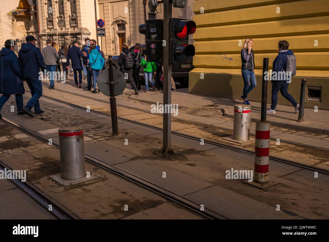 Vialetti e semafori rossi a Lviv, Ucraina Foto Stock