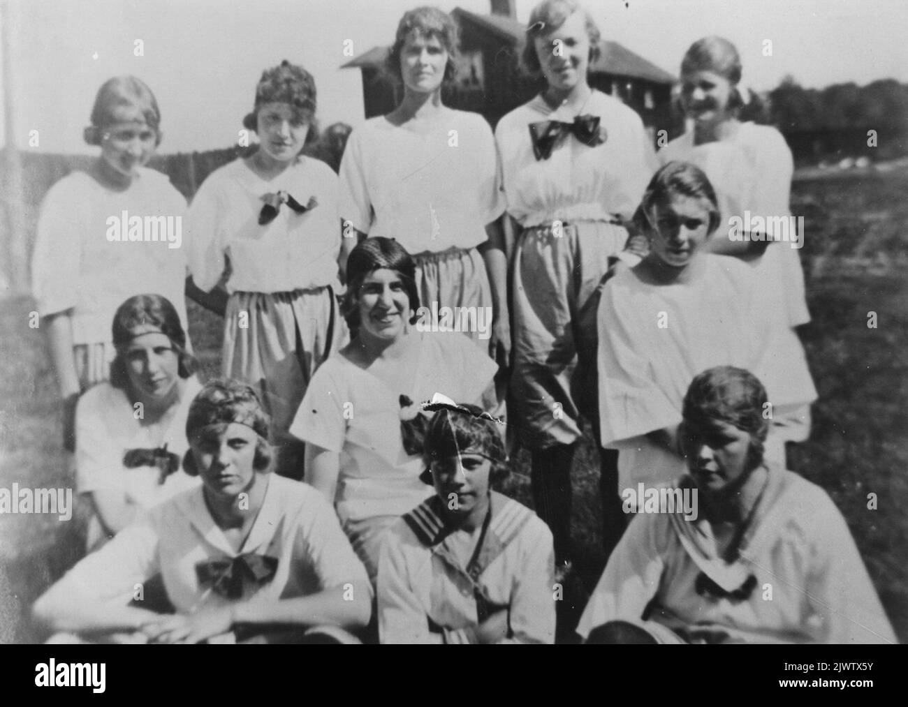 Hybo femminile nel calcio 1923. Il top line da 1 Gulli Jönsson, 2 Edith Engblom, 3 Elida Holmkvist, 4 Olga Eriksson, 5 Sonja Gullsby. 1 Ebba Lövgren, 2 Emmy Lövgren, 3 Lydia Hallman. Hybo damlag i fotboll 1923.Översta raden fr.v. 1 Gulli Jönsson, 2 Edith Engblom, 3 Elida Holmkvist, 4 Olga Eriksson, 5 Sonja Gullsby.Mellanraden fr.v. 1 Ebba Lövgren, 2 Emmy Lövgren, 3 Lydia Hallman.Sittande fr.v.1 Anna Nyman, 2 Gundla Skoog, 3 Anna LjungströmTjärnelund. Foto Stock