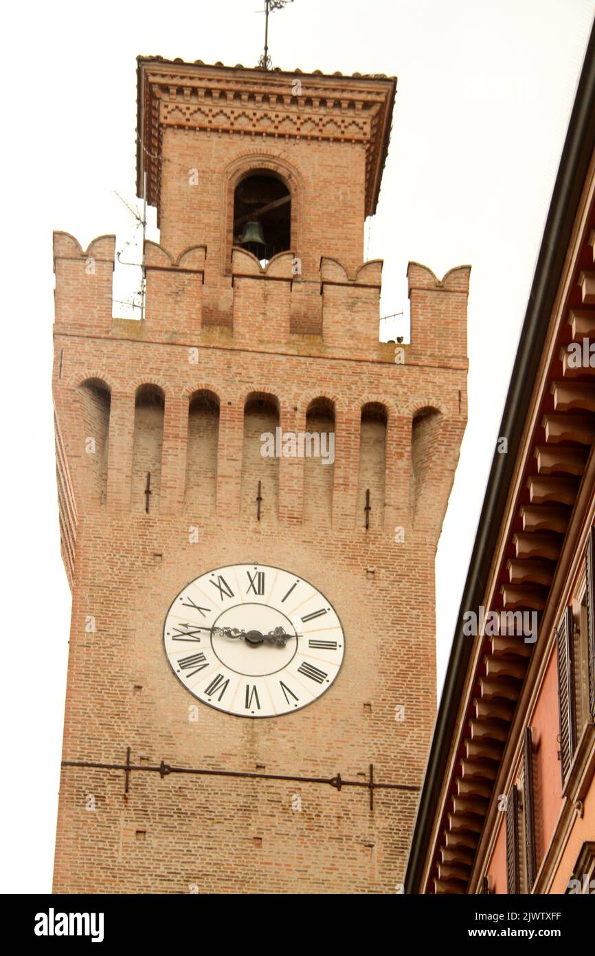 Castel San Pietro Terme, Italia. Vista della torre dell'orologio, parte della fortificazione medievale difensiva intorno alla città. Foto Stock