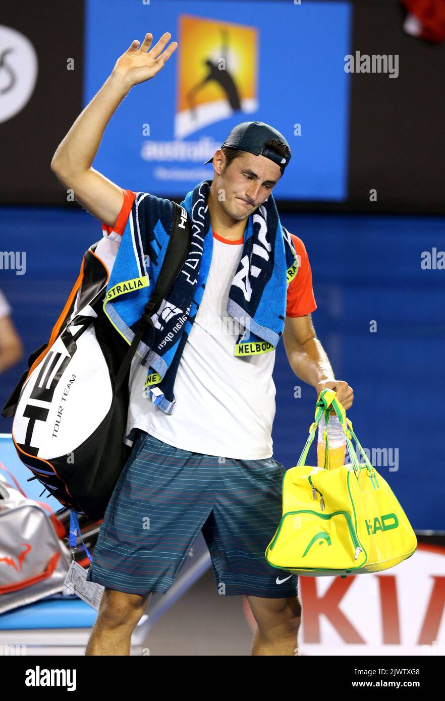 Bernard Tomic d'Australia riconosce la folla dopo aver perso la sua partita contro Rafael Nadal di Spagna nel secondo giorno del torneo di tennis Australian Open di Melbourne, martedì 14 gennaio 2014. (AAP IMAGE/MARK DADSWELL) NESSUNA ARCHIVIAZIONE, SOLO USO EDITORIALE ** SOLO USO STRETTAMENTE EDITORIALE, NESSUN USO COMMERCIALE, NESSUN LIBRO ** Foto Stock