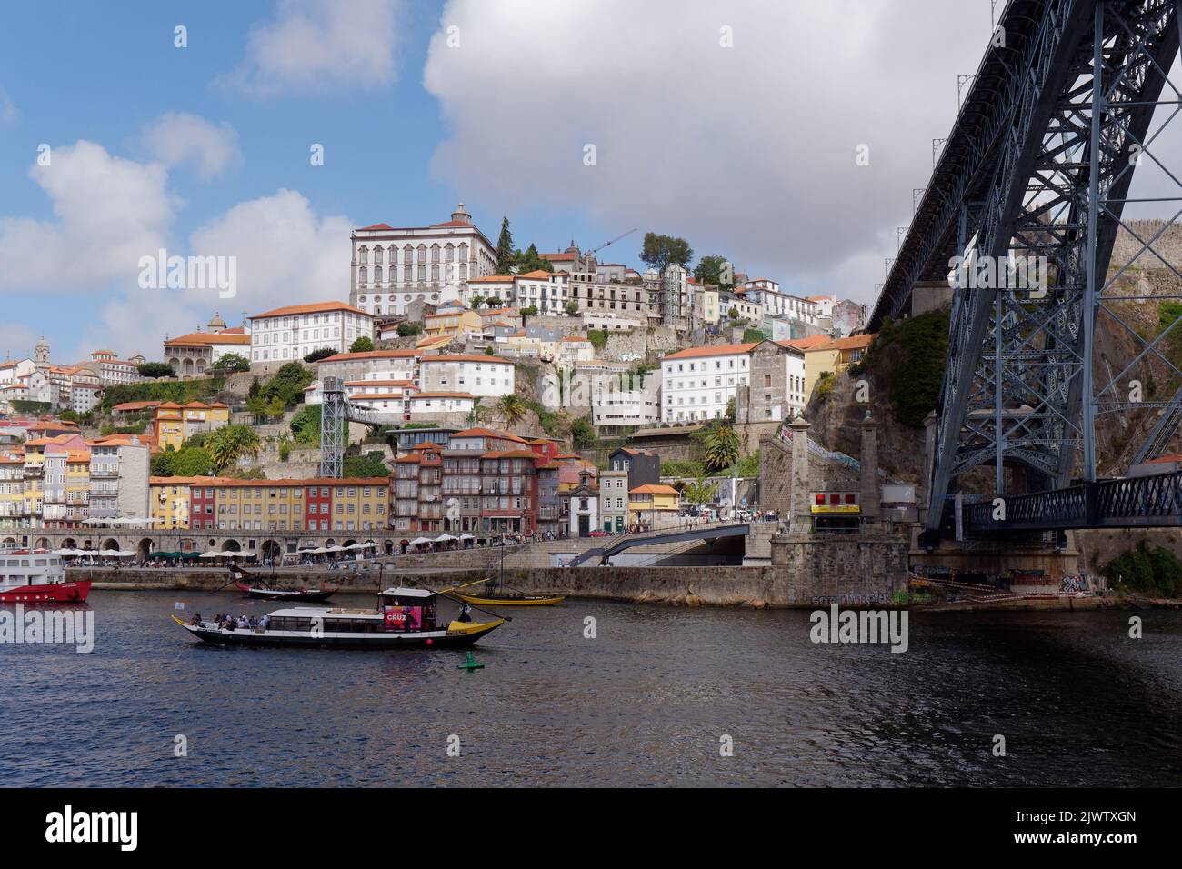 Ribeira quartiere di Porto, visto dall'altra parte del fiume Douro, con parte del ponte di sospensione Luis i a destra. Portogallo Foto Stock