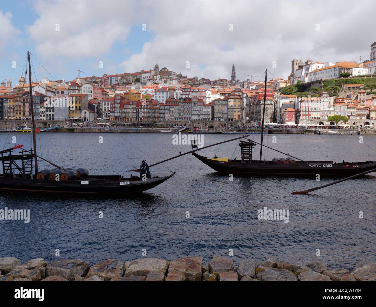 Ribeira quartiere di Porto e il fiume Douro. Portogallo. Le barche sono state usate per trasportare il vino dai vigneti al distretto di Vila Nova de Gaia per immagazzinarlo. Foto Stock