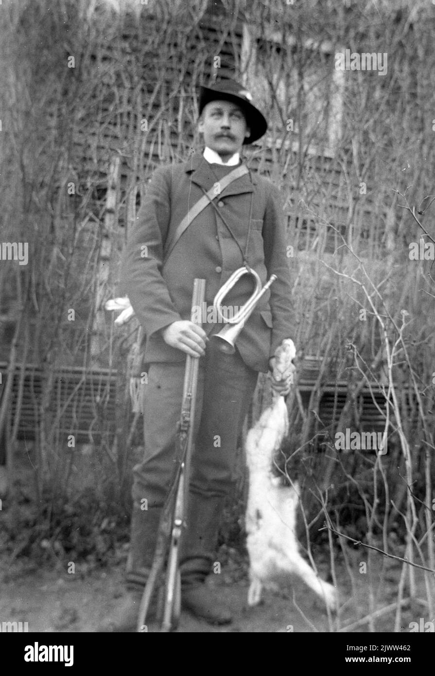 Uomo con fucili e cambio di caccia. Torsåker. Uomo med gevär och jaktbyte. Torsåkertrakten. Foto Stock