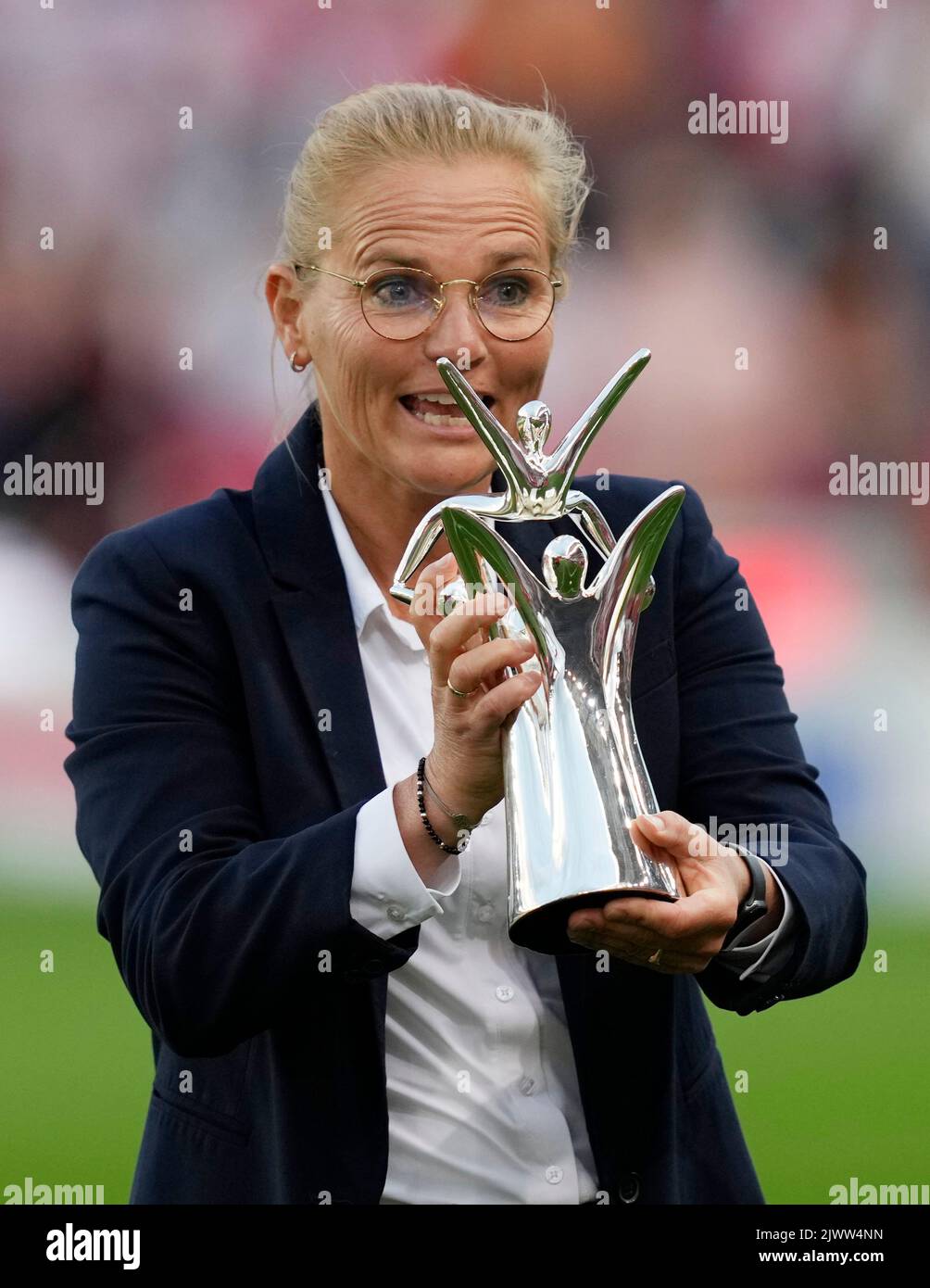 Stoke, Regno Unito. 6th Set, 2022. Sarina Wiegman allenatore d'Inghilterra con il trofeo UEFA Coach of the Year le è stato presentato prima della partita della Coppa del mondo di FIFA femminile allo stadio Bet365 di Stoke. Il credito per le immagini dovrebbe essere: Andrew Yates/Sportimage Credit: Sportimage/Alamy Live News Foto Stock