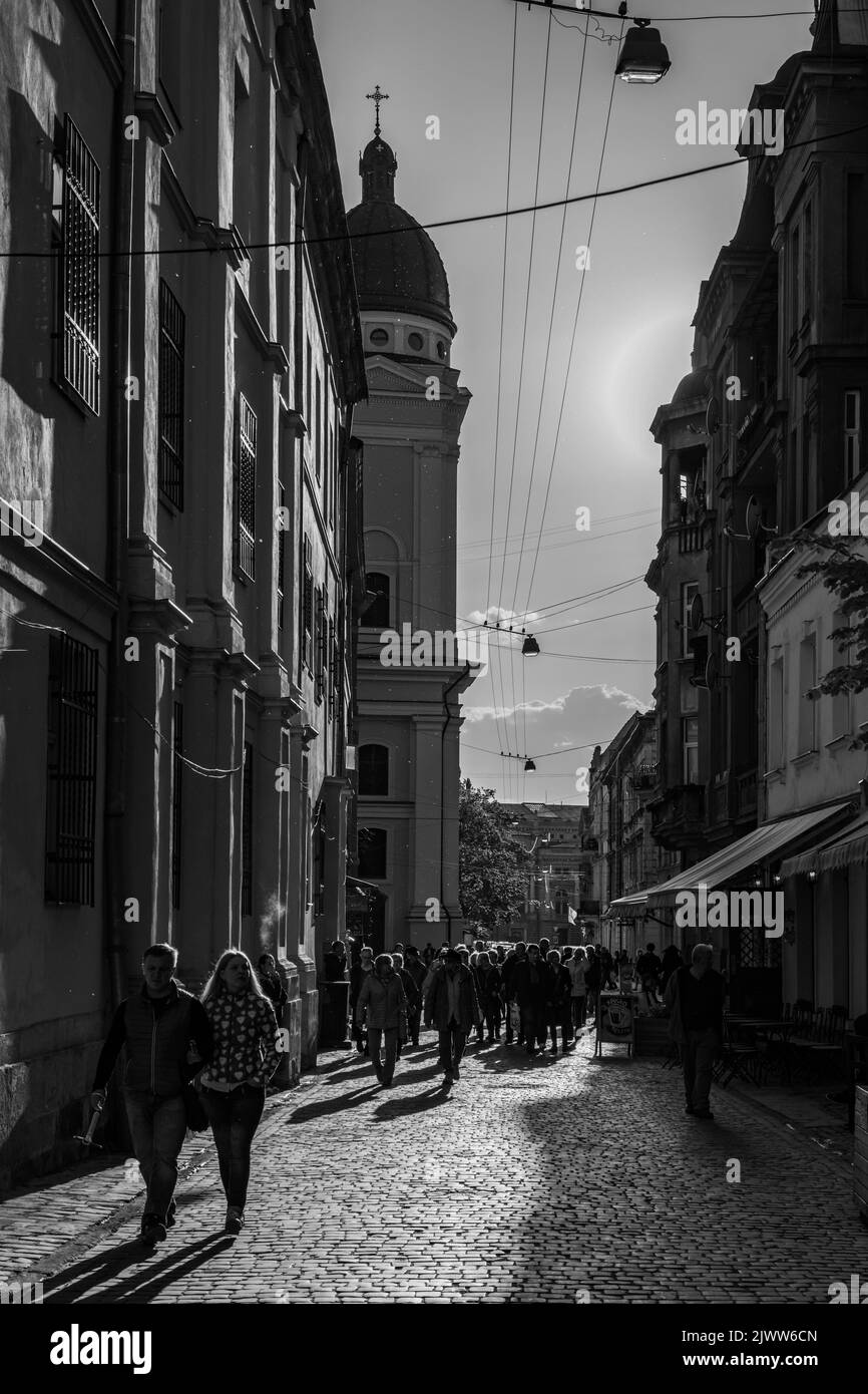 Luce e ombre nel tardo pomeriggio a Lviv, Ucraina Foto Stock