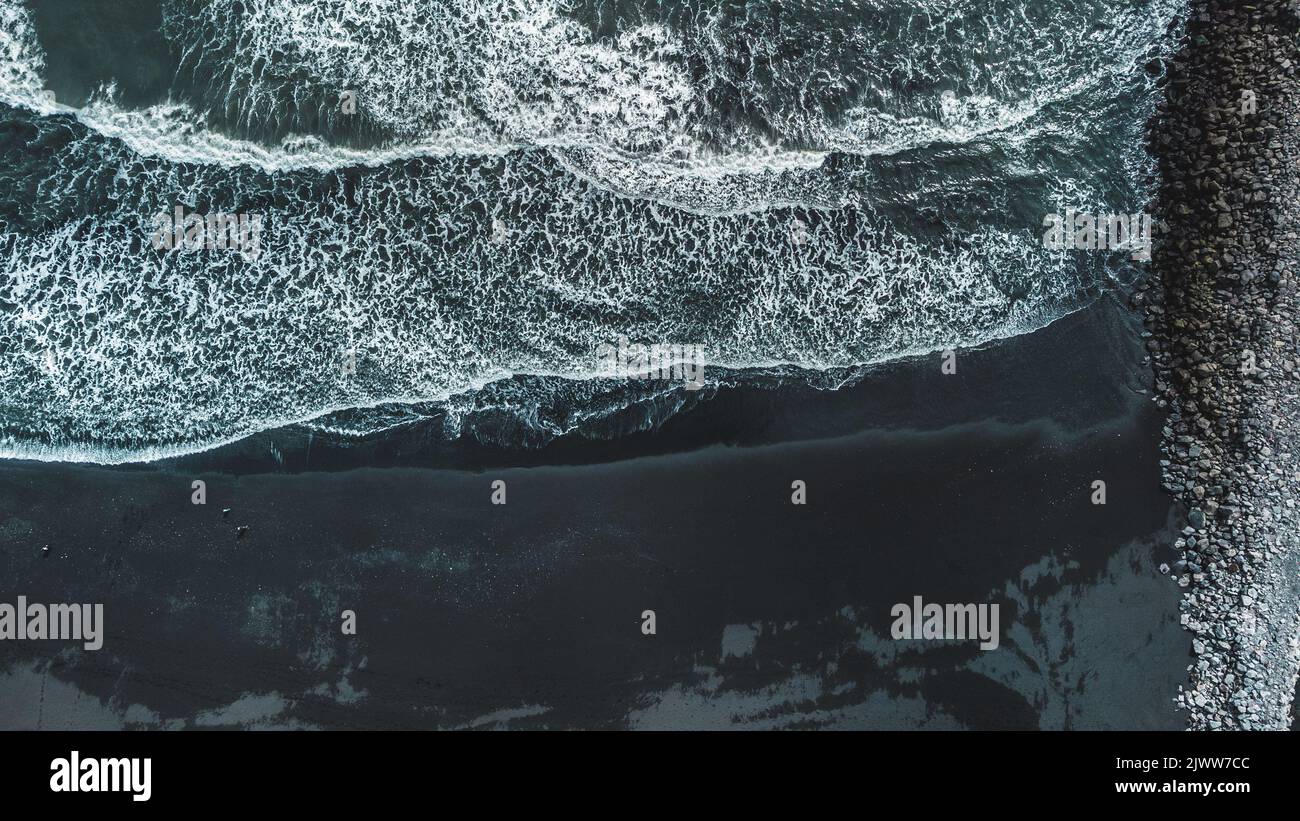 Spiaggia di sabbia nera Islanda dal punto di vista degli uccelli Foto Stock