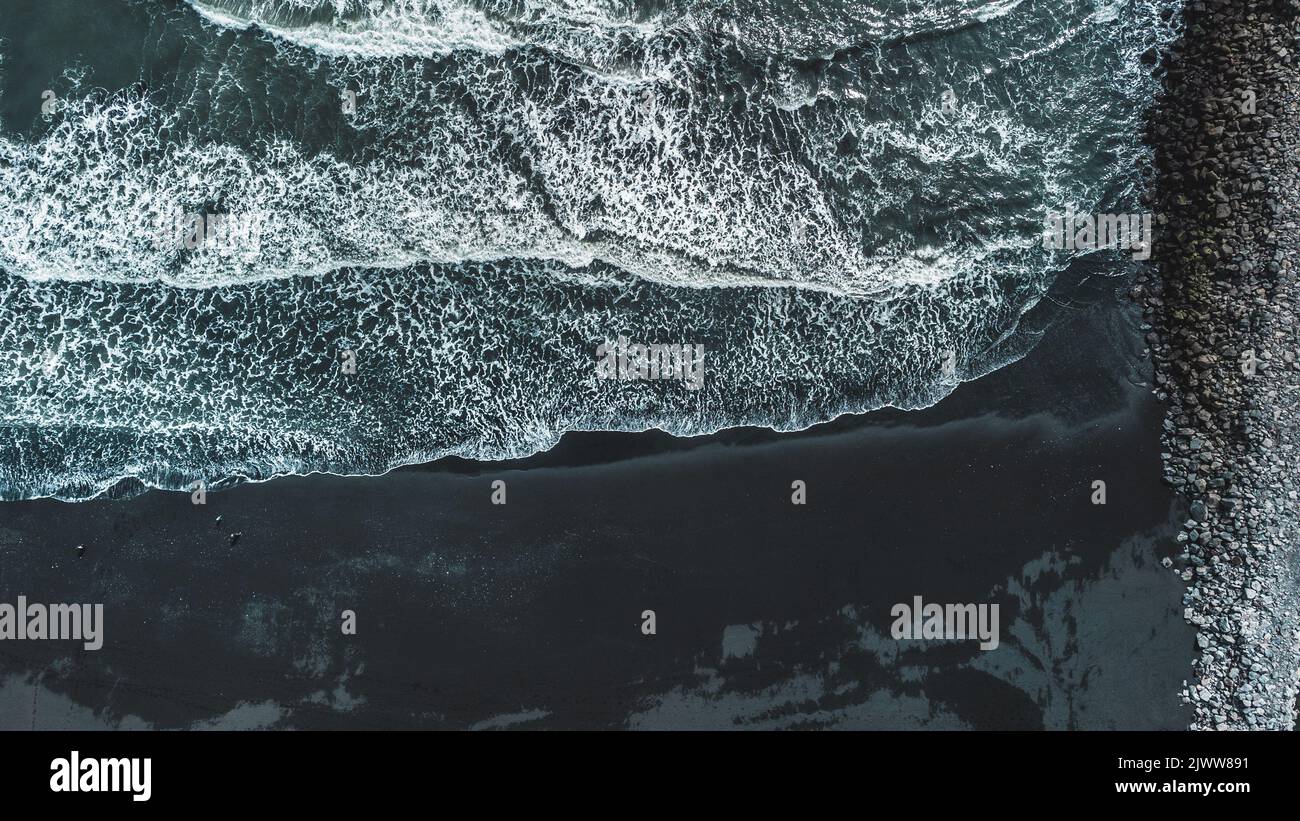 Spiaggia di sabbia nera Islanda dal punto di vista degli uccelli Foto Stock