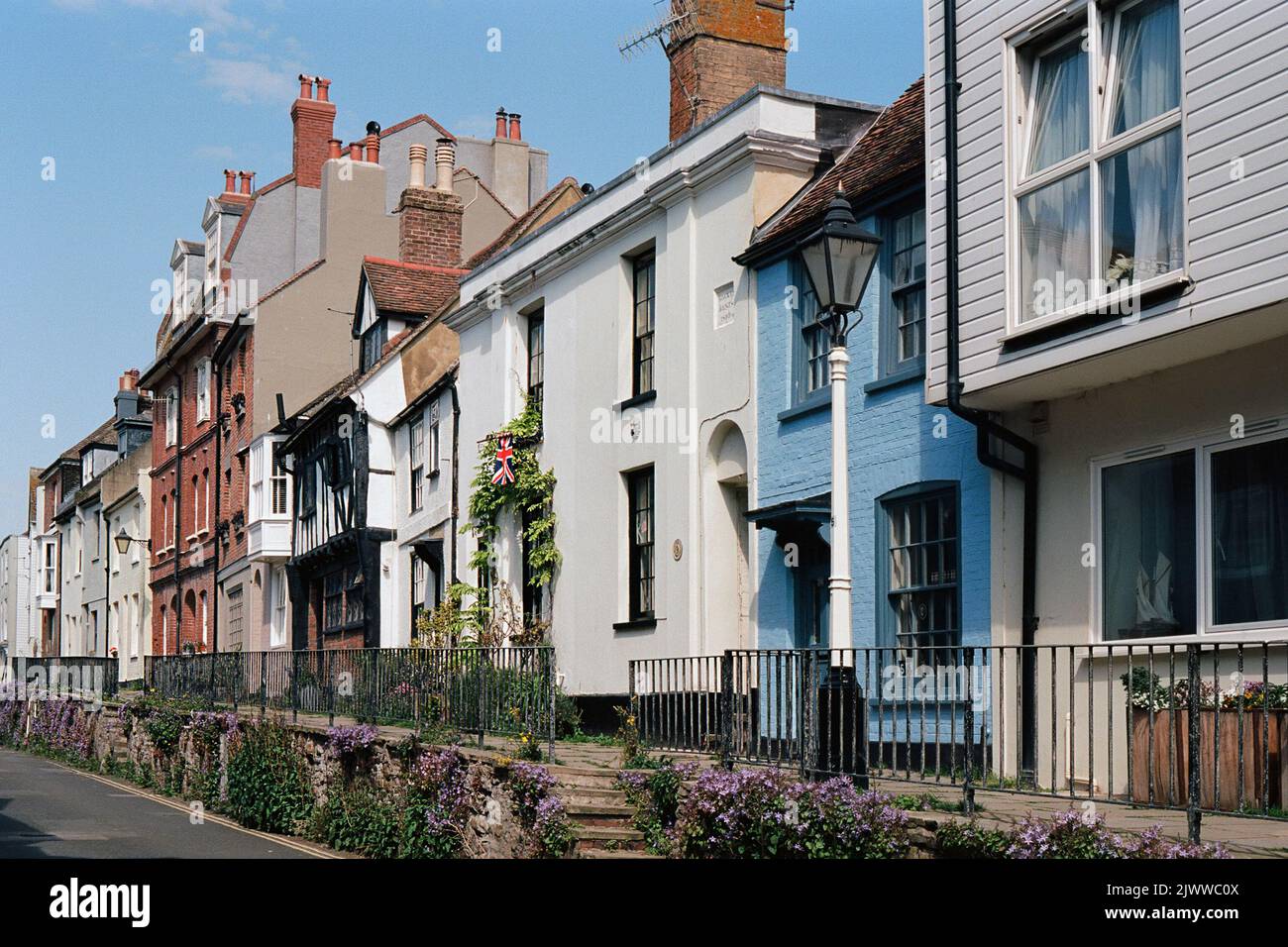 Vecchie case lungo All Saints Street nella città vecchia di Hastings, Sussex orientale, Inghilterra sudorientale Foto Stock
