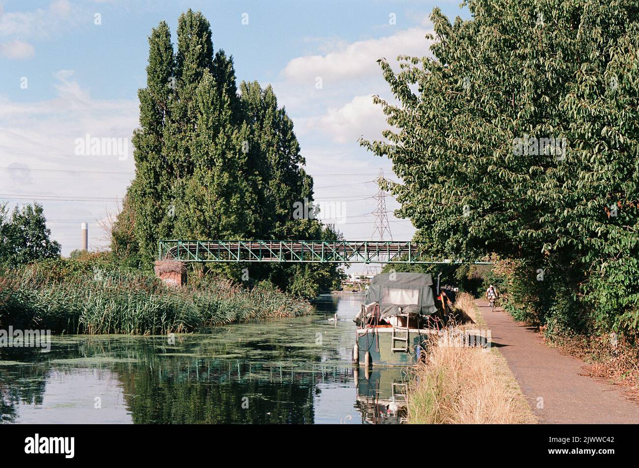 Il fiume Lea sopra Stonebridge Lock, Tottenham Marshes, Londra UK, guardando verso nord verso Edmonton Foto Stock