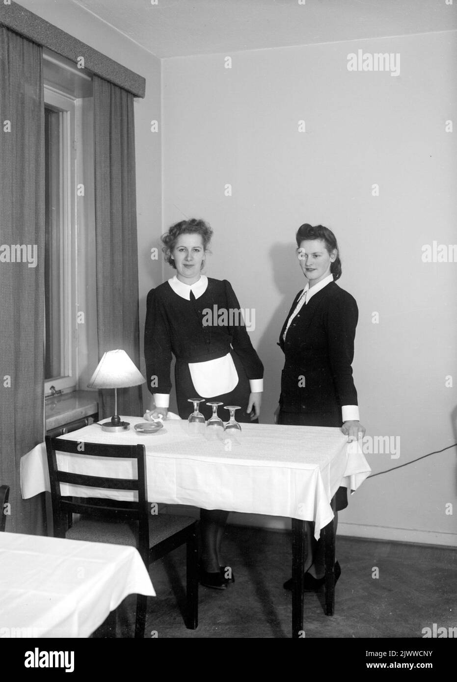 Cameriere, sale da pranzo di Lövgren. Foto nel Febbraio 1943. Servitriser, Lövgrens matsalar. Foto i februari 1943. Foto Stock