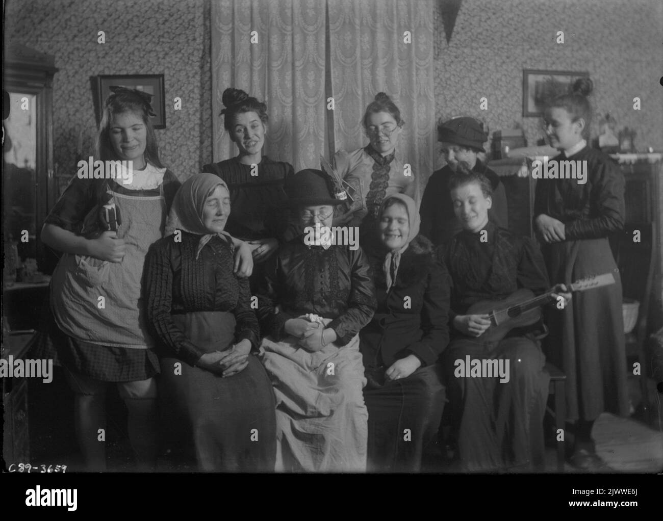 Nio donne, attrezzatura partito? Nio kvinnor, utstyrselfest? Foto Stock Nio donne, attrezzatura partito? Nio kvinnor, utstyrselfest? Foto Stock