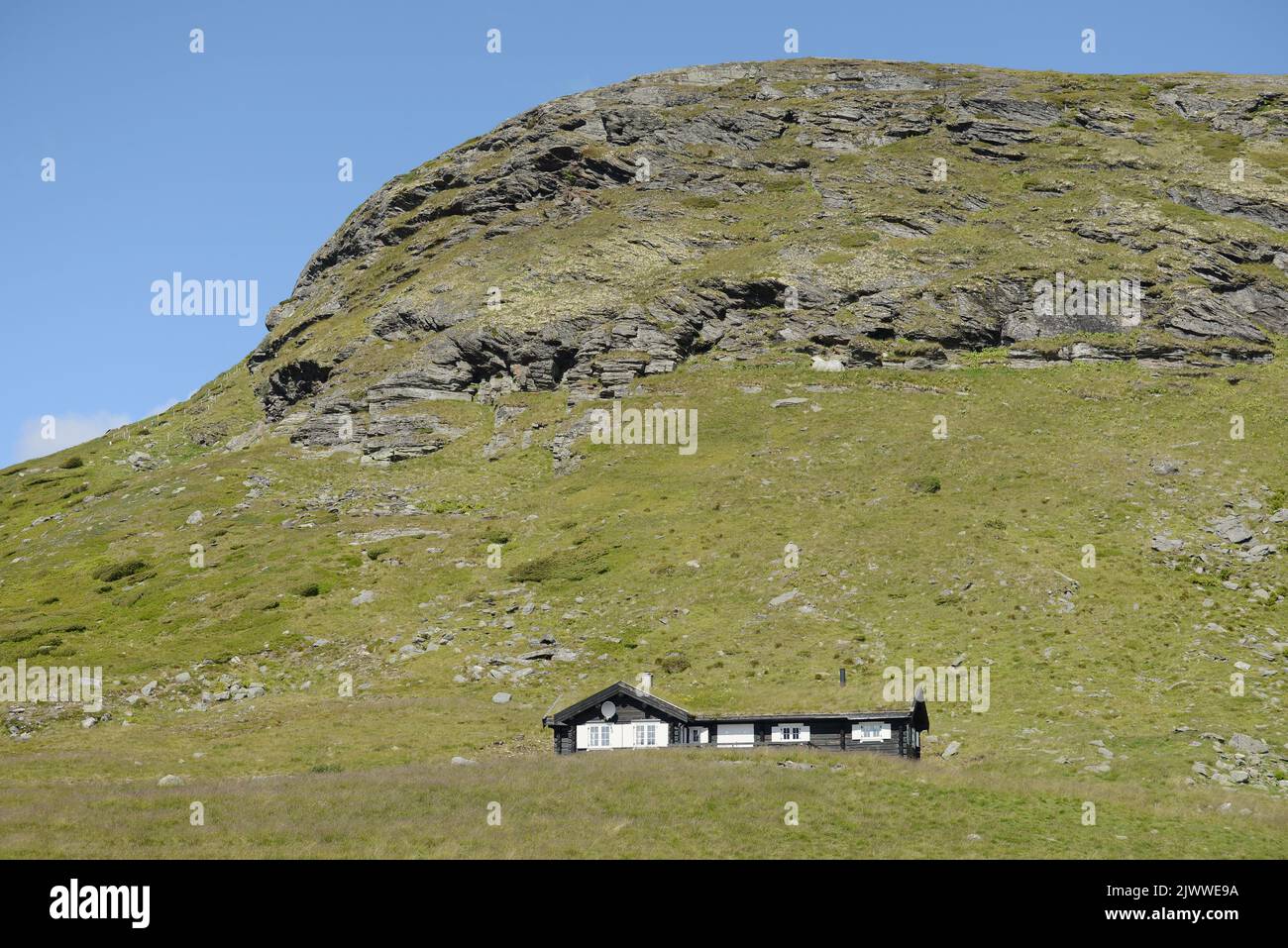 Cabina di montagna vicino alla montagna, Norvegia Foto Stock