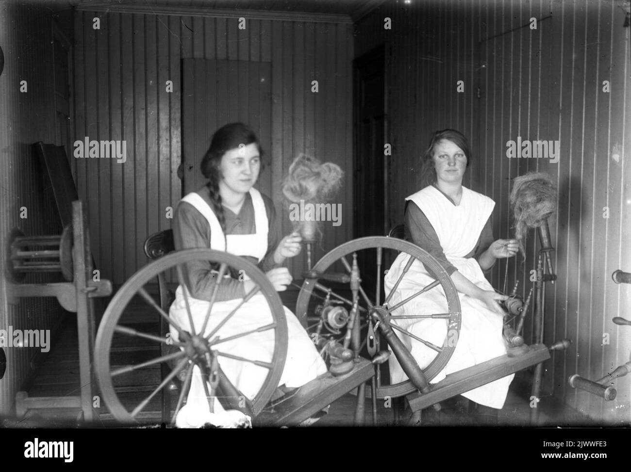 Due donne lavorano a mantelli. två kvinnor arbetar vid spinnrockar. Foto Stock