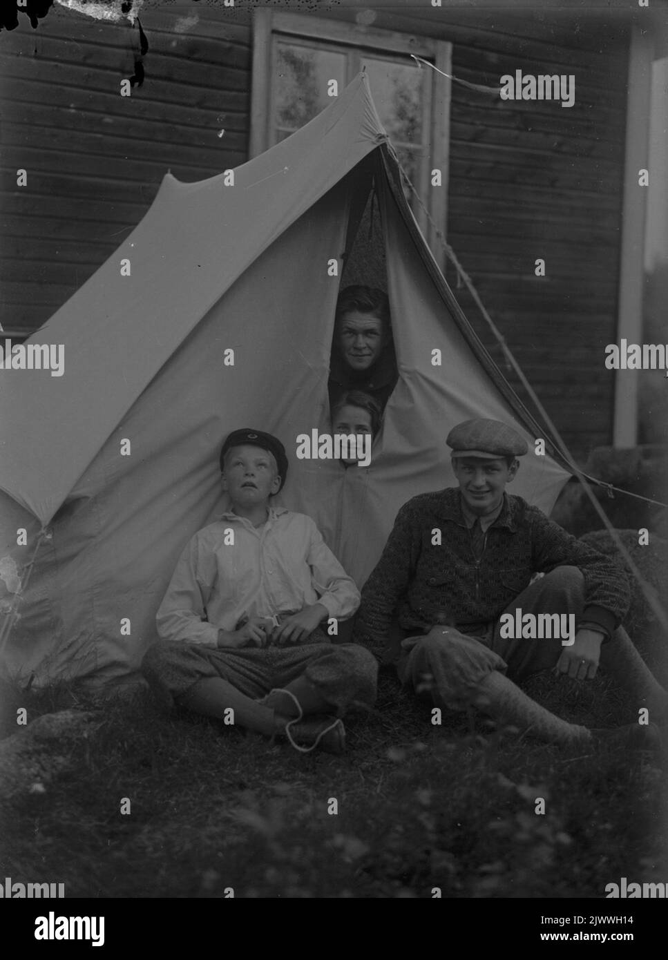 Bertil Raumer e altri fuori da una tenda. Bertil Raumer med flera utanför ett tält. Foto Stock