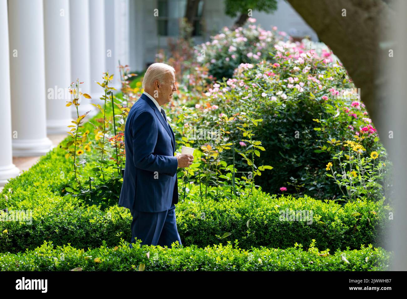 Il presidente Joe Biden cammina attraverso la Casa Bianca Rose Garden Venerdì, 8 luglio 2022, sulla sua strada per l'Ufficio ovale. (Foto ufficiale della Casa Bianca di Adam Schultz) Foto Stock