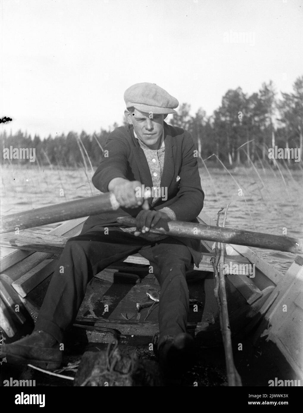 Axel Teodor Lindkvist 'Mattsas Axel' nato nel 1901. Un viaggio di pesca a Malmjärn in una domenica d'estate 1922. Åsmundshyttan. L'immagine è inclusa nella Torsåkers Photo-Historical Company. Immagine 7: 4 Axel Teodor Lindkvist 'Mattsas Axel' född 1901. En fisketur på Malmjärn en sommarsöndag 1922. Åsmundshyttan. Bilden finns med i Torsåkers Fotohistoriska Sällskap. Bild 7:4 Foto Stock