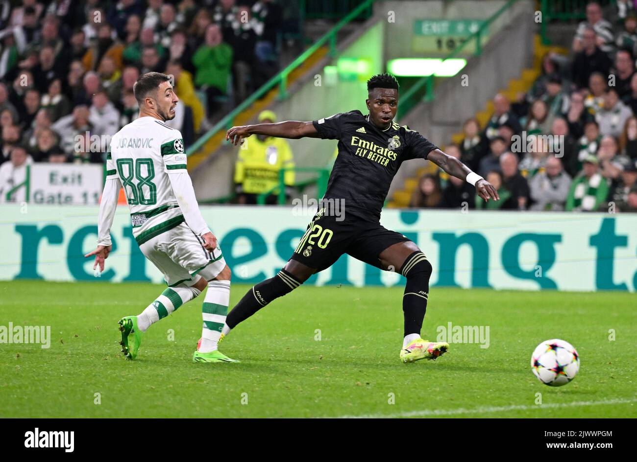 Glasgow, Regno Unito. 6th Set, 2022. VIN'ciu Jœnior MadridÕs del Real Madrid segna il primo goal nonostante Josip Juranovic di Celtic durante la partita UEFA Champions League Group F al Celtic Park, Glasgow. Il credito dell'immagine dovrebbe essere: Neil Hanna/Sportimage Credit: Sportimage/Alamy Live News Foto Stock