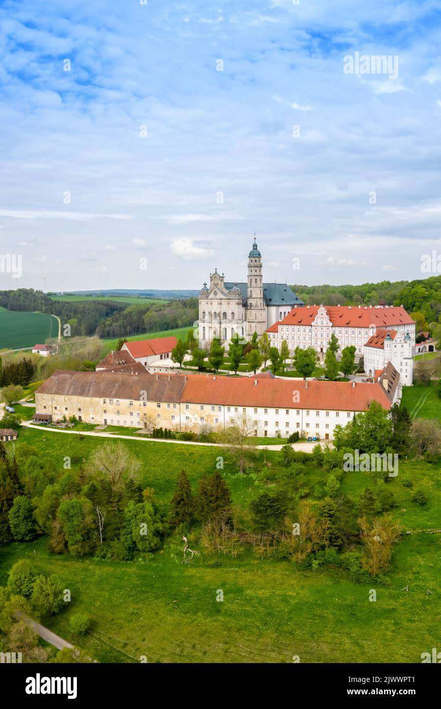 Monastero di Neresheim chiesa abbaziale barocca veduta aerea dall'alto formato ritratto in Germania Foto Stock